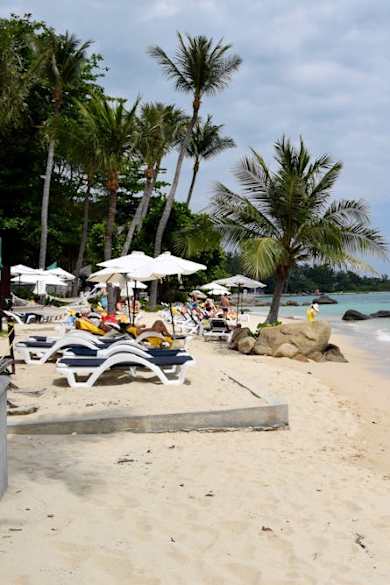 Blick auf den hellen Sand und das weite Meer am Natien Beach in Koh Samui